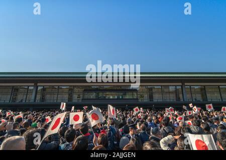 Apparition à l'occasion de la nouvelle année de Leurs Majestés l'empereur et l'Impératrice du Japon dans le Palais Impérial de Tokyo Saluez par pavillon national Banque D'Images