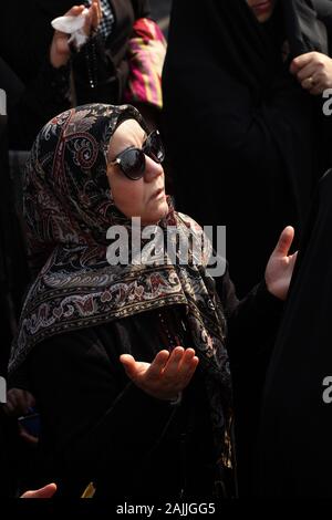 Bagdad, Iraq. 08Th Jan, 2020. Les femmes pleurent chiite irakien lors d'une procession funéraire de Qassem Soleimani et Abu Mahdi al-Muhandis dans le centre de Bagdad, l'Iraq le Samedi, Janvier 4, 2020. Des milliers d'Irakiens en scandant "Mort à l'Amérique" s'est joint à la procession funéraire pour le commandant militaire iranien Qasem Soleimani et Muhandis, tous deux tués dans une frappe aérienne américaine. En tout, 10 personnes -- cinq irakiens et cinq Iraniens -- ont été tués vendredi matin en grève aux États-Unis sur leur cortège de juste à l'extérieur de l'aéroport de Bagdad. Photo par Ibrahim Jassam /Crédit : UPI UPI/Alamy Live News Banque D'Images