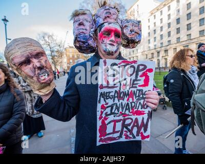 Whitehall, Londres, Royaume-Uni. 4 janvier 2020. Arrêter la Guerre organise une manifestation devant Downing Street après le meurtre d'Iraniens Qassem Soleimani par Donald Trump et l'USA. Le meurtre est commis à Bagdad, en violation des accords avec le Gouvernement iraquien. Ils croient que l'Iran et l'Iraq va se venger. Crédit : Guy Bell/Alamy Live News Banque D'Images