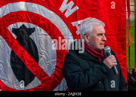 Whitehall, Londres, Royaume-Uni. 4 janvier 2020. John McDonnell, Shadow Chancellor, parle - arrêter la guerre organise une manifestation devant Downing Street après le meurtre d'Iraniens Qassem Soleimani par Donald Trump et l'USA. Le meurtre est commis à Bagdad, en violation des accords avec le Gouvernement iraquien. Ils croient que l'Iran et l'Iraq va se venger. Crédit : Guy Bell/Alamy Live News Banque D'Images