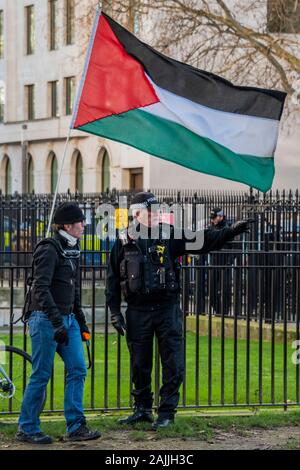 Whitehall, Londres, Royaume-Uni. 4 janvier 2020. Arrêter la Guerre organise une manifestation devant Downing Street après le meurtre d'Iraniens Qassem Soleimani par Donald Trump et l'USA. Le meurtre est commis à Bagdad, en violation des accords avec le Gouvernement iraquien. Ils croient que l'Iran et l'Iraq va se venger. Crédit : Guy Bell/Alamy Live News Banque D'Images