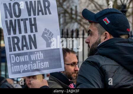 Whitehall, Londres, Royaume-Uni. 4 janvier 2020. Arrêter la Guerre organise une manifestation devant Downing Street après le meurtre d'Iraniens Qassem Soleimani par Donald Trump et l'USA. Le meurtre est commis à Bagdad, en violation des accords avec le Gouvernement iraquien. Ils croient que l'Iran et l'Iraq va se venger. Crédit : Guy Bell/Alamy Live News Banque D'Images