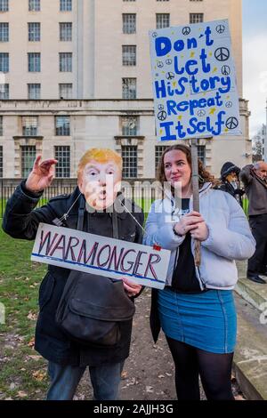 Whitehall, Londres, Royaume-Uni. 4 janvier 2020. Arrêter la Guerre organise une manifestation devant Downing Street après le meurtre d'Iraniens Qassem Soleimani par Donald Trump et l'USA. Le meurtre est commis à Bagdad, en violation des accords avec le Gouvernement iraquien. Ils croient que l'Iran et l'Iraq va se venger. Crédit : Guy Bell/Alamy Live News Banque D'Images