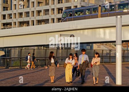 TOKYO, JAPON, le 17 mai 2019 : Les jeunes japonais à pied sous le train d'Odaiba dans Banque D'Images