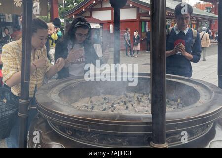 TOKYO, JAPON, le 9 mai 2019 : temple Senso-Ji, quartier d'Asakusa. De nombreux Japonais envelop themsleves dans la fumée d'encens et effectué les ablu Banque D'Images