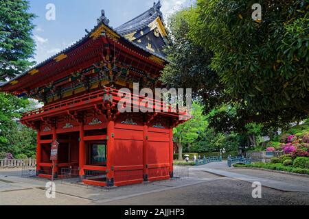 TOKYO, JAPON, 16 mai 2019 : petite construction dans les jardins du temple Nezu. Nezu est un sanctuaire Shinto situé dans le quartier de Bunkyo Tokyo. Banque D'Images