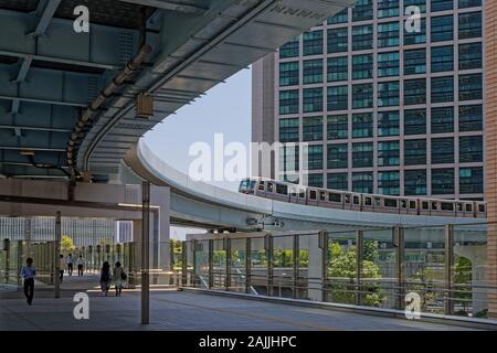 TOKYO, JAPON, le 17 mai 2019 : Le chemin de fer moderne à Odaiba en station Shiodome. Banque D'Images