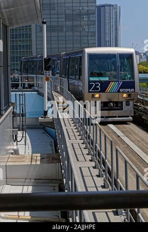 TOKYO, JAPON, le 17 mai 2019 : Le chemin de fer moderne à Odaiba en station Shiodome. Banque D'Images