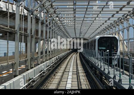 TOKYO, JAPON, le 17 mai 2019 : Le chemin de fer moderne à Odaiba sous le pont en arc-en-ciel. Banque D'Images