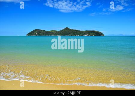 L'Abel Tasman National Park. L'île de pêcheur dans un océan turquoise. En face d'une plage de sable doré. Nouvelle Zélande, île du Sud. Banque D'Images