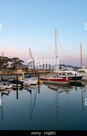San Francisco, Californie / USA - Feb 7th 2019 - yachts dans la marina en face du Golden Gate Bridge sur février matin Banque D'Images