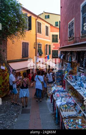 Rue typique italienne étroite dans le village de Portofino, Riviera italienne Banque D'Images