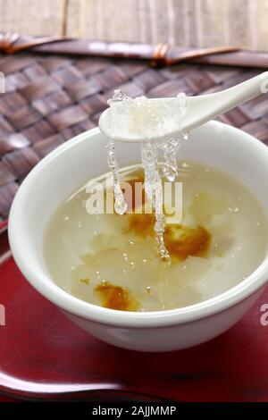 Dessert chinois tong sui(Soupe sucrée)ingrédients ; peach gum, neige et avaler le riz à la saponine Banque D'Images