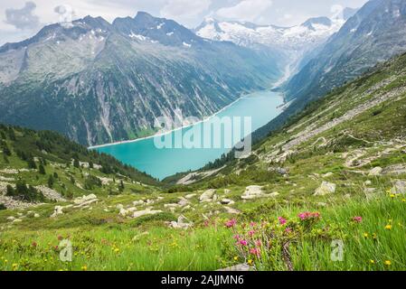 Vue d'un lac de couleur turquoise et des glaciers dans les Alpes, Europe Banque D'Images