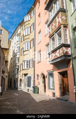 Vue sur la rue pittoresque dans la partie ancienne de la ville d'Innsbruck, Autriche Banque D'Images