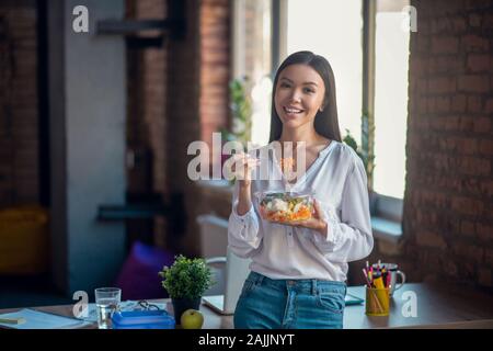 Bonne, à la femme debout avec sa salade Banque D'Images