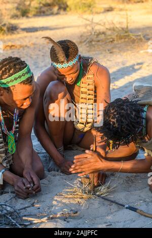 Les Bushmen San montrant comment allumer un feu, Kalahari, Botswana Banque D'Images