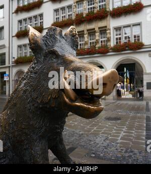 Sculpture en bronze massive d'un sanglier sauvage située à proximité dans une zone commerçante piétonne du centre-ville de Munich, en Allemagne Banque D'Images