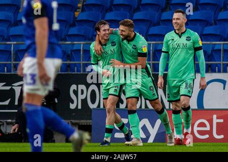 McKirdy Harry de Carlisle United (L) célèbre avec ses coéquipiers inc Hallam Espoir de Carlisle United après avoir marqué son deuxième but de côtés contre Cardiff City. L'unis en FA Cup, 3ème tour, Cardiff City v Carlisle Utd au Cardiff City Stadium samedi 4 janvier 2020. Ce droit ne peut être utilisé qu'à des fins rédactionnelles. Usage éditorial uniquement, licence requise pour un usage commercial. Aucune utilisation de pari, de jeux ou d'un seul club/ligue/dvd publications. pic de Lewis Mitchell/Andrew Orchard la photographie de sport/Alamy live news Banque D'Images