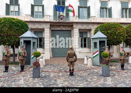 La modification de la garde militaire en face de Sandor Palace Budapest Banque D'Images