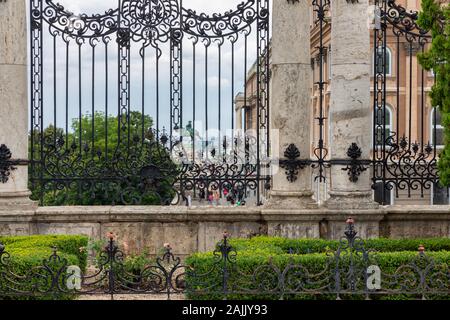 Des colonnes de marbre avec porte ferronnerie près de Château de Buda Budapest Hongrie Banque D'Images