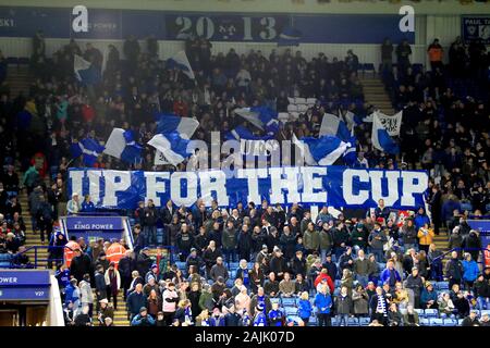 Fans dans les gradins jusqu'à la 'Bannière' tasse avant le début de la FA Cup troisième ronde match à la King Power Stadium, Leicester. Banque D'Images