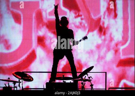 Milano Italie 05 septembre 2010 : concert live de Guns N' Roses au Mediolanum Forum d'Assago : Guns N 'Roses le guitariste DJ Ashba pendant le concert Banque D'Images