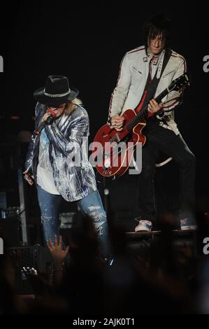 Milano Italie 05 septembre 2010 : concert live de Guns N' Roses au Mediolanum Forum d'Assago : Guns N 'Roses chanteur Axl Rose et le guitariste Richard Fortus pendant le concert Banque D'Images