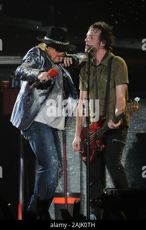 Milano Italie 05 septembre 2010 : concert live de Guns N' Roses au Mediolanum Forum d'Assago : Guns N 'Roses chanteur Axl Rose et le bassiste Tommy Stinson pendant le concert Banque D'Images