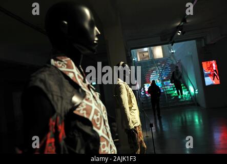 Un design by Charles Jeffrey LOVERBOY et Stefan Cooke affichée à la British Fashion Council exposition pendant la London Fashion Week SS20 hommes tenue à la BFC Show Space, Londres. Banque D'Images