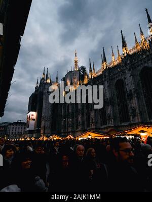 Des prises de nuit de Milan, à l'époque de Noël, du haut de la cathédrale, avec le golden 'la madonnina' et les flèches gothiques Banque D'Images