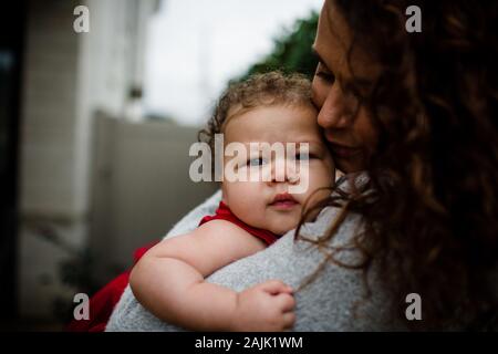 Fin des années 30 mère tenant bébé biracial Banque D'Images