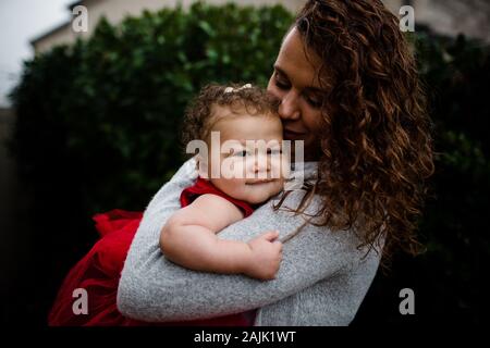 Fin des années 30 mère tenant bébé biracial Banque D'Images