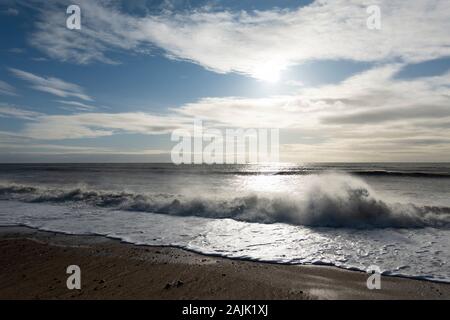 Vague se brisant sur la plage de galets par le soleil en contre-jour, Shoreham-by-Sea, West Sussex, Angleterre, Royaume-Uni, Europe Banque D'Images