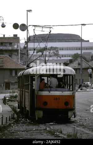 17 août 1993 pendant le siège de Sarajevo : les enfants jouer à l'intérieur de l'épave d'un tramway sur la rue Hiseta (autrefois appelé Branka Radicevica). Banque D'Images