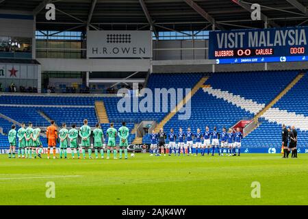 Cardiff, Royaume-Uni. 08Th Jan, 2020. La ville de Cardiff & Carlisle United joueurs avant le coup d'arrêt. L'unis en FA Cup, 3ème tour, Cardiff City v Carlisle Utd au Cardiff City Stadium samedi 4 janvier 2020. Ce droit ne peut être utilisé qu'à des fins rédactionnelles. Usage éditorial uniquement, licence requise pour un usage commercial. Aucune utilisation de pari, de jeux ou d'un seul club/ligue/dvd publications. pic de Lewis Mitchell/Andrew Orchard la photographie de sport/Alamy live news Crédit : Andrew Orchard la photographie de sport/Alamy Live News Banque D'Images