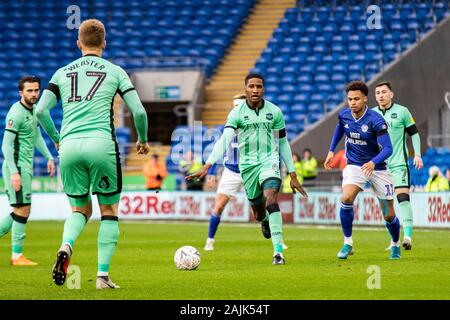 Cardiff, Royaume-Uni. 08Th Jan, 2020. Aaron Hayden de Carlisle United (c) regarde la balle à Byron Webster de Carlisle United. L'unis en FA Cup, 3ème tour, Cardiff City v Carlisle Utd au Cardiff City Stadium samedi 4 janvier 2020. Ce droit ne peut être utilisé qu'à des fins rédactionnelles. Usage éditorial uniquement, licence requise pour un usage commercial. Aucune utilisation de pari, de jeux ou d'un seul club/ligue/dvd publications. pic de Lewis Mitchell/Andrew Orchard la photographie de sport/Alamy live news Crédit : Andrew Orchard la photographie de sport/Alamy Live News Banque D'Images