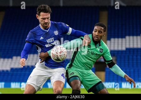 Cardiff, Royaume-Uni. 08Th Jan, 2020. Sean Morrison, de Cardiff City (L) en action contre Aaron Hayden de Carlisle United. L'unis en FA Cup, 3ème tour, Cardiff City v Carlisle Utd au Cardiff City Stadium samedi 4 janvier 2020. Ce droit ne peut être utilisé qu'à des fins rédactionnelles. Usage éditorial uniquement, licence requise pour un usage commercial. Aucune utilisation de pari, de jeux ou d'un seul club/ligue/dvd publications. pic de Lewis Mitchell/Andrew Orchard la photographie de sport/Alamy live news Crédit : Andrew Orchard la photographie de sport/Alamy Live News Banque D'Images