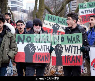 Toronto, Ontario, Canada. Janvier 4th, 2020. Protestataires avec ' Pas de guerre avec l'Iran" comme les gens des plaques se rassembler devant le consulat américain à Toronto pour exprimer leur protestation contre les récentes actions militaires par le gouvernement des États-Unis contre des cibles iraniennes. La protestation demande que le gouvernement canadien de la condamnation de l'USA, et d'arrêter toutes les formes de la guerre. Credit : JF Pelletier/ Alamy Live News. Banque D'Images