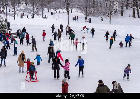 Montréal, CA - 01 janvier 2020 : Beaucoup de gens le patinage sur glace à la patinoire réfrigérée au sommet du mont Royal Banque D'Images