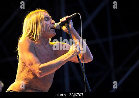 Milan Italie 11 juillet 2013, Iggy Pop et les Stooges, concert en direct à l'Hippodrome de San Siro : Iggy Pop pendant le concert Banque D'Images