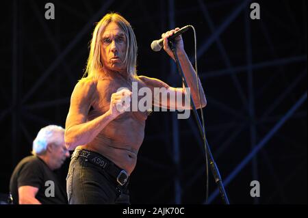 Milan Italie 11 juillet 2013, Iggy Pop et les Stooges, concert en direct à l'Hippodrome de San Siro : Iggy Pop pendant le concert Banque D'Images