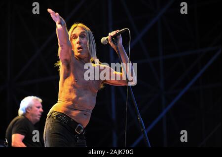 Milan Italie 11 juillet 2013, Iggy Pop et les Stooges, concert en direct à l'Hippodrome de San Siro : Iggy Pop pendant le concert Banque D'Images