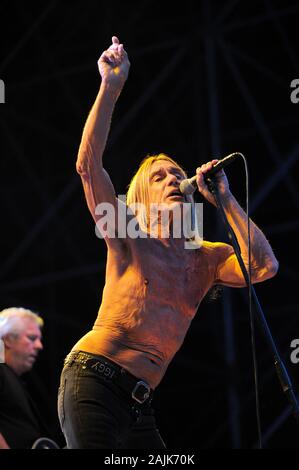 Milan Italie 11 juillet 2013, Iggy Pop et les Stooges, concert en direct à l'Hippodrome de San Siro : Iggy Pop pendant le concert Banque D'Images