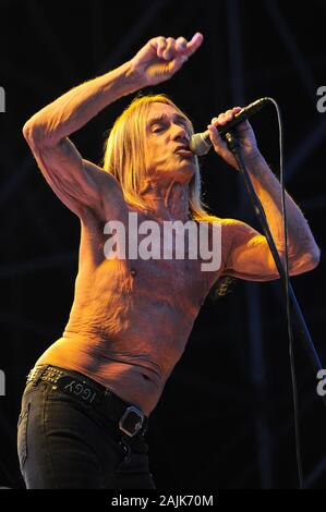 Milan Italie 11 juillet 2013, Iggy Pop et les Stooges, concert en direct à l'Hippodrome de San Siro : Iggy Pop pendant le concert Banque D'Images