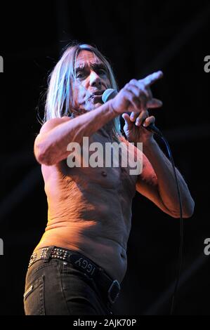 Milan Italie 11 juillet 2013, Iggy Pop et les Stooges, concert en direct à l'Hippodrome de San Siro : Iggy Pop pendant le concert Banque D'Images