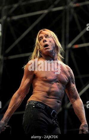 Milan Italie 11 juillet 2013, Iggy Pop et les Stooges, concert en direct à l'Hippodrome de San Siro : Iggy Pop pendant le concert Banque D'Images