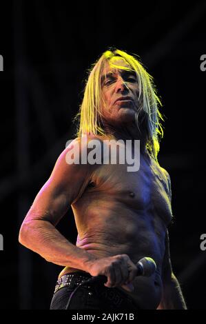 Milan Italie 11 juillet 2013, Iggy Pop et les Stooges, concert en direct à l'Hippodrome de San Siro : Iggy Pop pendant le concert Banque D'Images