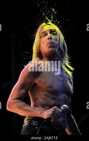 Milan Italie 11 juillet 2013, Iggy Pop et les Stooges, concert en direct à l'Hippodrome de San Siro : Iggy Pop pendant le concert Banque D'Images