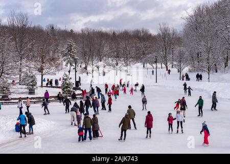 Montréal, CA - 01 janvier 2020 : Beaucoup de gens le patinage sur glace à la patinoire réfrigérée au sommet du mont Royal Banque D'Images